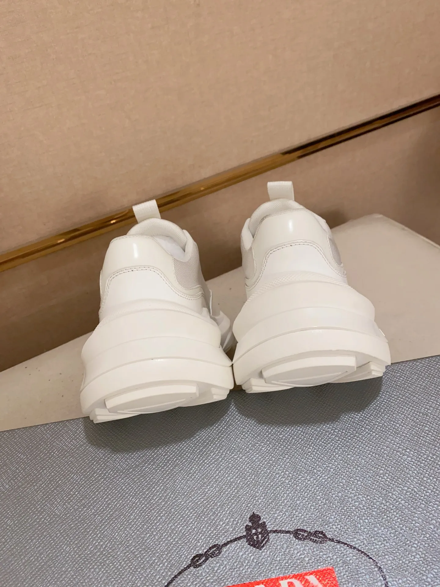 Men's shoes 💰 660💰 ✔️✔️✔️Higher version High-quality new PRADA (Prada) counters are launched simultaneously. The new men's shoes and 😘fabrics are made of high-tech glue-making technology. Lining: Full cowhide lining. 👍🏿 High-end ☄️ Air-cushion molded anti-slip foam outsole, exquisite lines, simple and elegant, comfortable and high-end for leisure travel. Code number: 38 to 44 (45 can be customized and cannot be returned or exchanged)